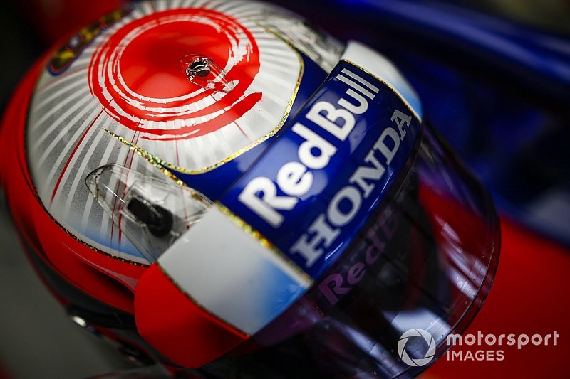 Ezzel a sisakkal tiszteleg Gasly az elhunyt Bianchi emléke előtt Japánban