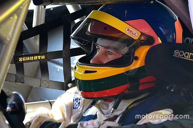 Jacques Villeneuve test een Ford Mustang