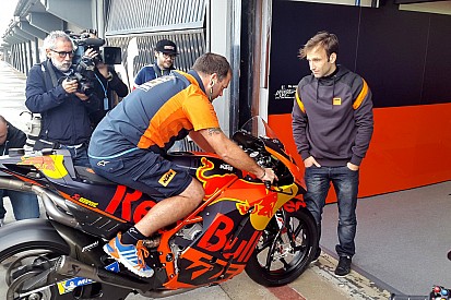 Johann Zarco inizia a studiare la KTM da vicino nella pitlane di Valencia