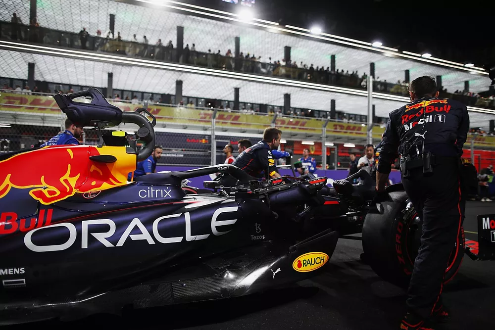Los mec&aacute;nicos llevan a Sergio P&eacute;rez, Red Bull Racing RB18