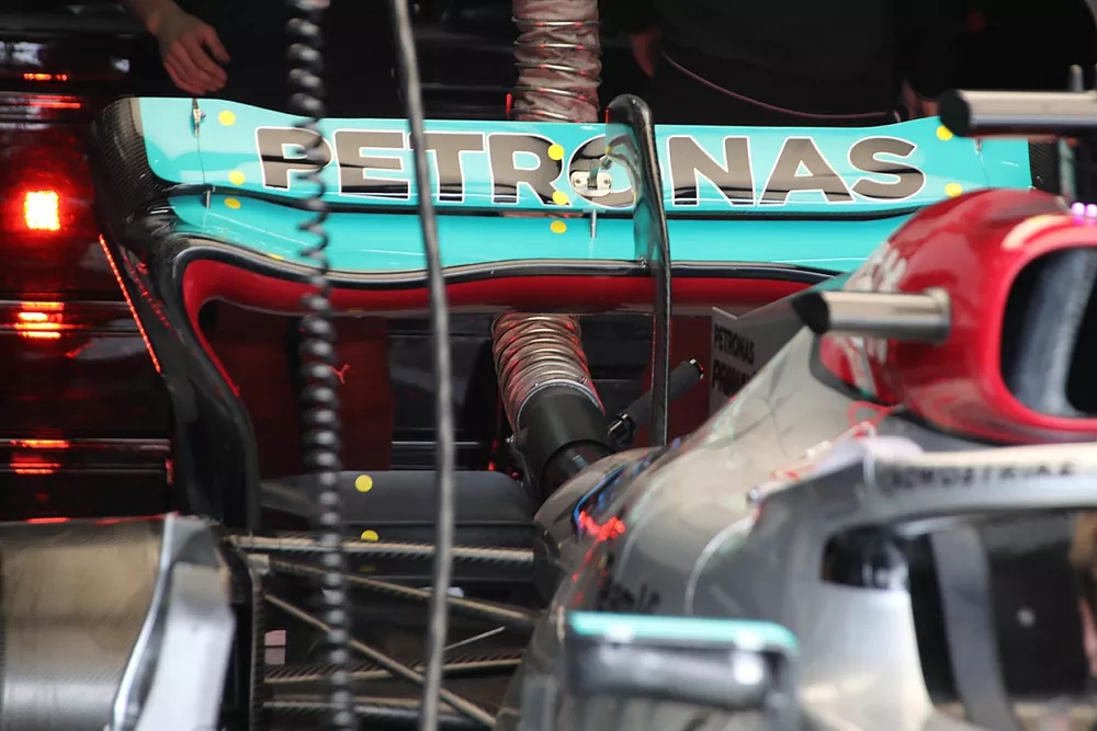 Detalle trasero del Mercedes W13 