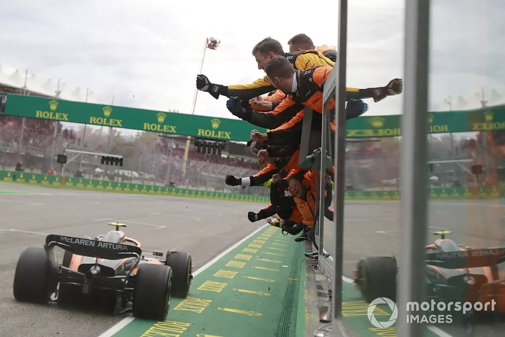 The McLaren team cheer from the pit wall as Lando Norris, McLaren MCL36, 3rd position, crosses the line