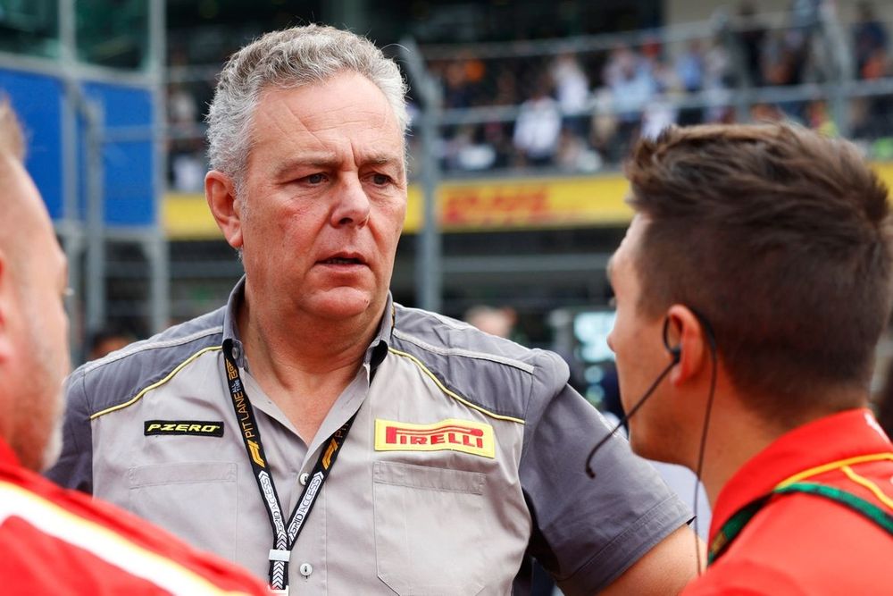 Mario Isola, Director de Competici&oacute;n de Pirelli Motorsport, habla con miembros del equipo de la Scuderia Ferrari