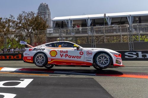 V&Iacute;DEO: Batida 'assustadora' fere fot&oacute;grafos na Supercars australiana