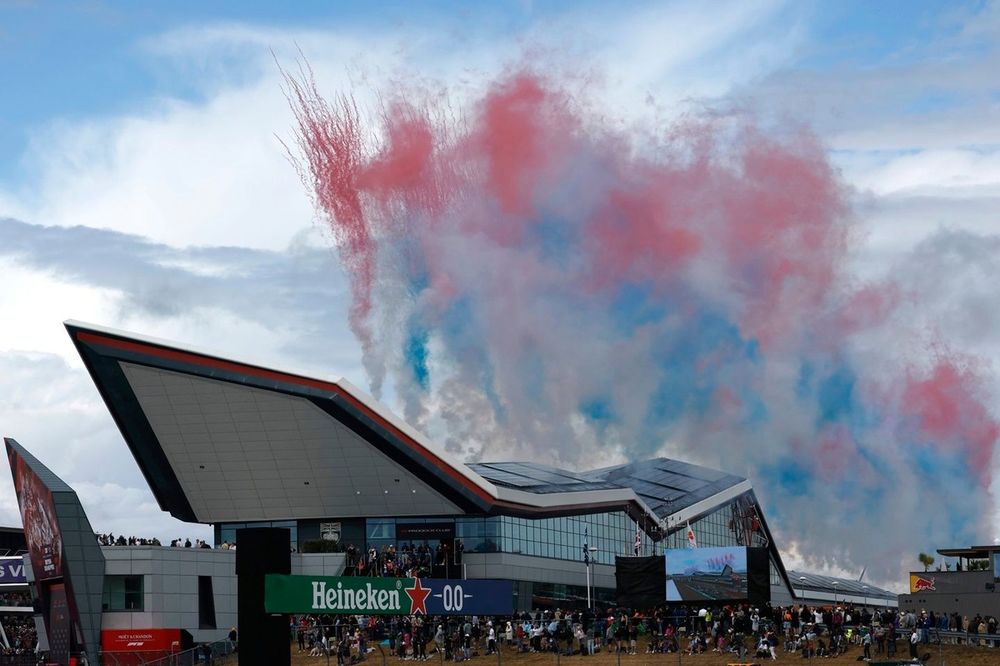 Los aviones dejan rastros de humo antes de la salida