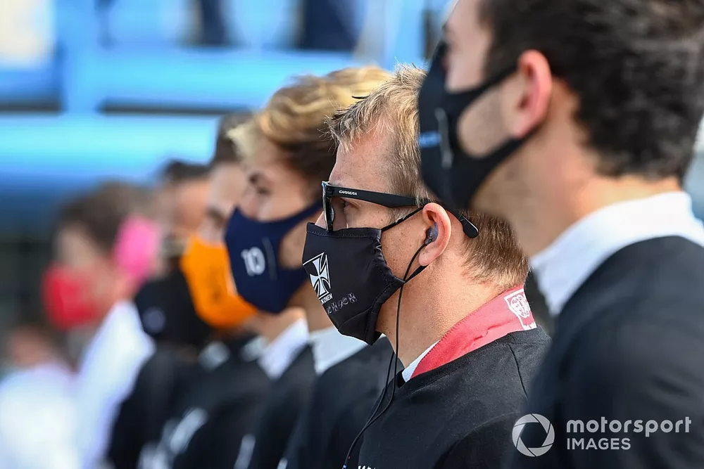 Kimi Raikkonen, Alfa Romeo, en la parrilla con los otros pilotos para el himno nacional