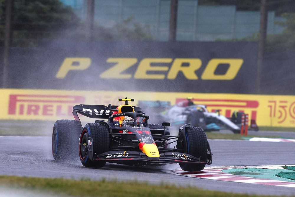 Sergio Perez, Red Bull Racing RB18, Lewis Hamilton, Mercedes W13