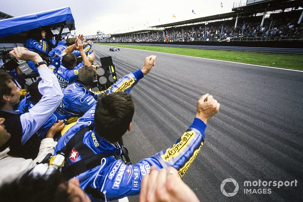 The Benetton team cheer from the pit wall as Johnny Herbert, Benetton B195 Renault, approaches the finish line.