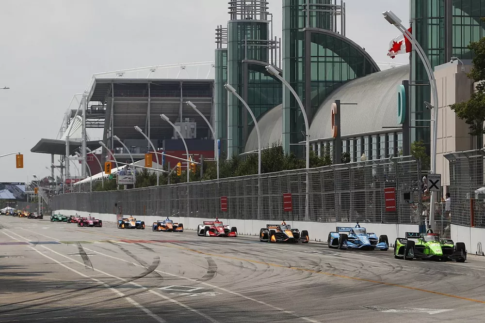 Christian Lundgaard, Rahal Letterman Lanigan Racing Honda leads Scott McLaughlin, Team Penske Chevrolet