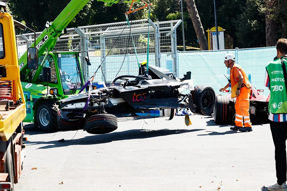 Marshals remove the car of Sam Bird, Jaguar Racing, Jaguar I-TYPE 6, with a crane after a big crash on the 9th lap