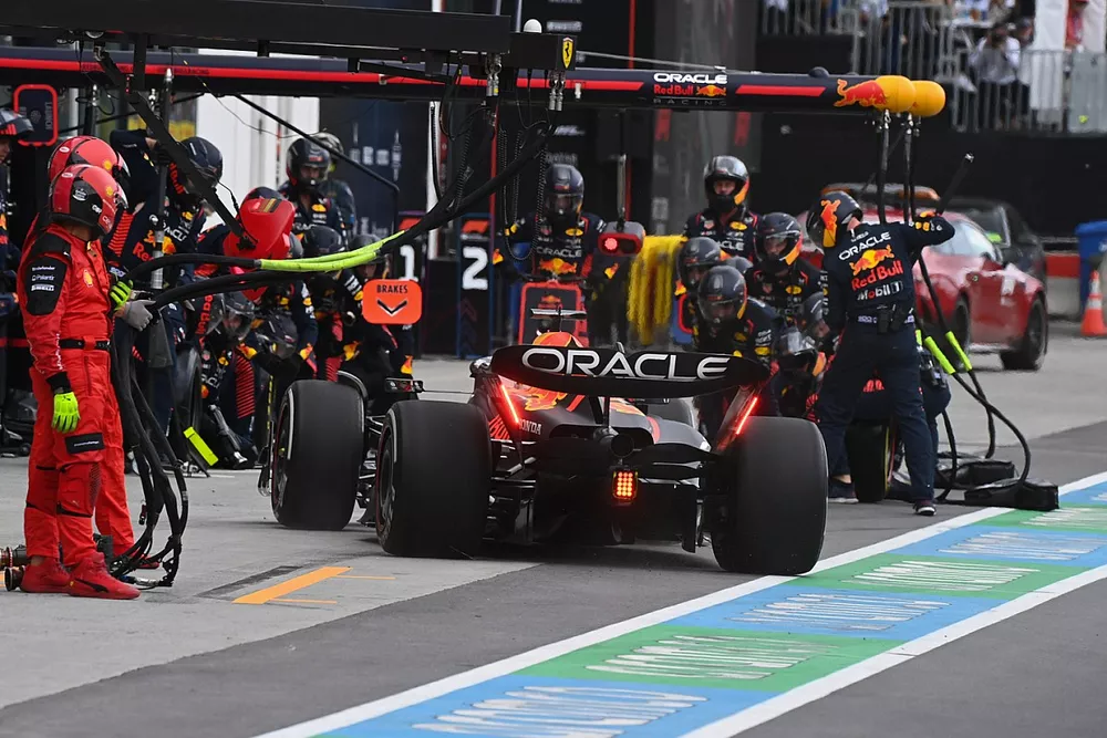 Max Verstappen, Red Bull Racing RB19, fait un arr&ecirc;t au stand