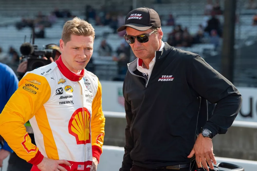 Josef Newgarden, del equipo Penske Chevrolet, habla con Tim Cindric tras no clasificarse para la sesi&oacute;n de los Doce Mejores de las 500 Millas de Indian&aacute;polis.