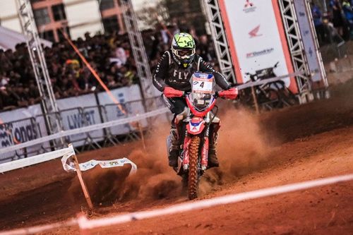 Acidente entre motos atrasa largada do Sertões