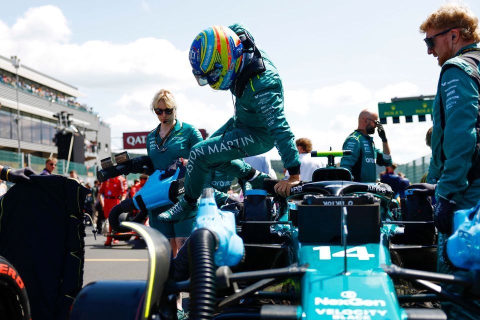 Fernando Alonso, Aston Martin F1 Team, salta de su coche en la parrilla de salida