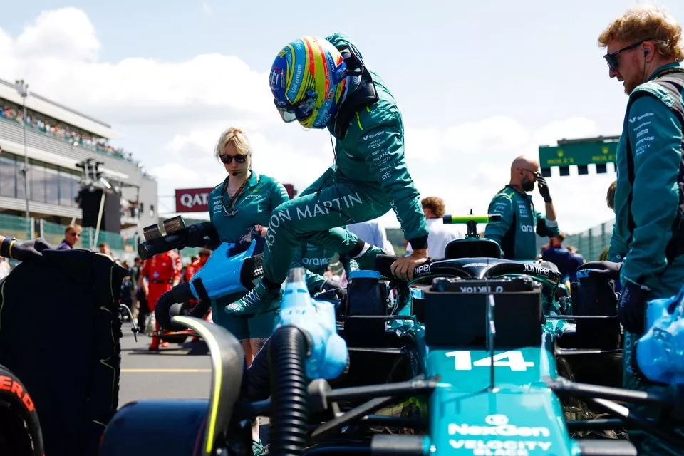 Fernando Alonso, Aston Martin F1 Team, salta de su coche en la parrilla de salida