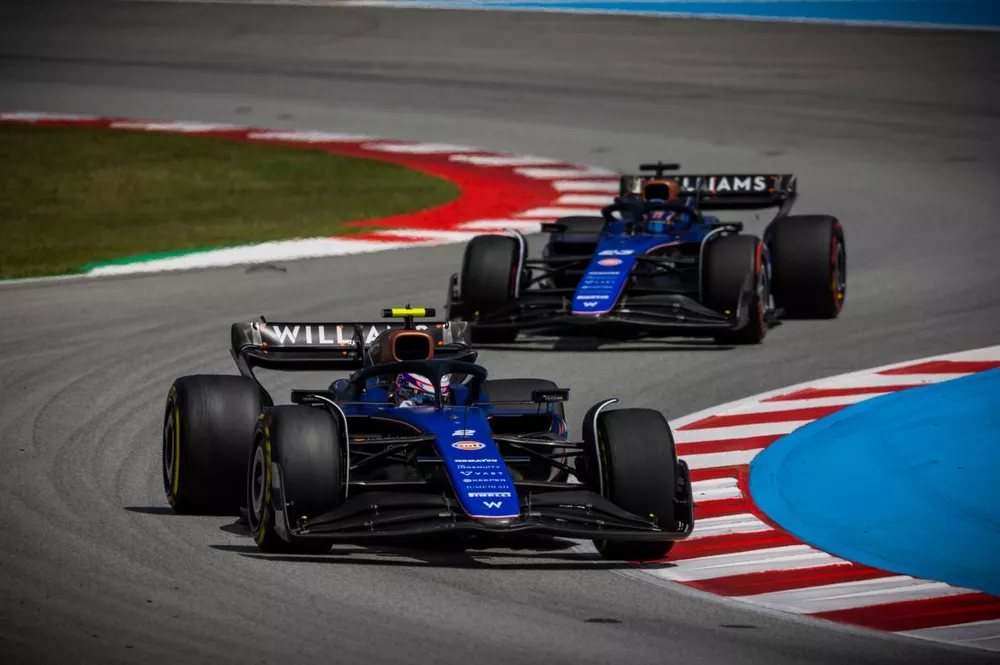 Logan Sargeant, Williams FW46, lidera Alex Albon, Williams FW46