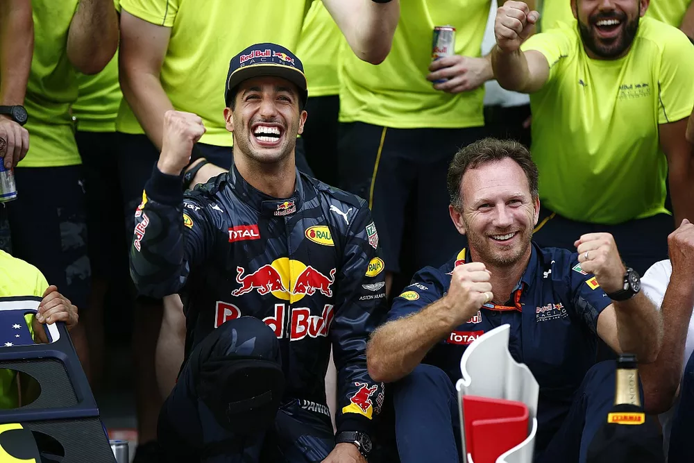 Sepang International Circuit, Sepang, Malaysia.
Sunday 2 October 2016.
Daniel Ricciardo, Red Bull Racing, 1st Position, Christian Horner, Team Principal, Red Bull Racing, and the Red Bull team celebrate victory.
World Copyright: Andrew Hone/LAT Photographic
ref: Digital Image _ONZ1012
