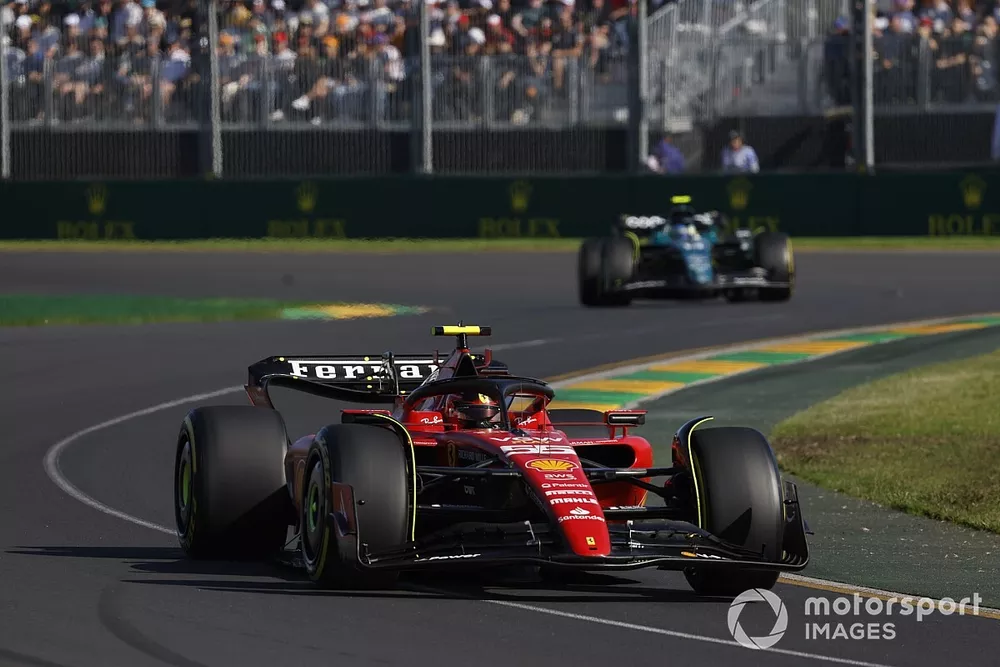 Carlos Sainz, Ferrari SF-23, Fernando Alonso, Aston Martin AMR23