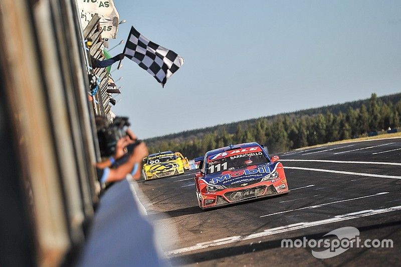Rubens Barrichello recebe bandeirada em Campo Grande