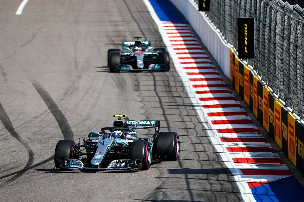 Valtteri Bottas, Mercedes AMG F1 W09, lidera a Lewis Hamilton, Mercedes AMG F1 W09
