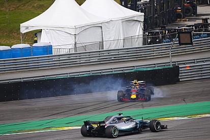 Hamilton vence no Brasil após toque de Ocon com Verstappen