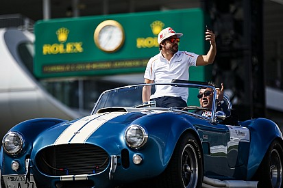 Képeken az F1-es versenyzői parádé a Japán Nagydíjról: Alonso egy brutális Cobrában