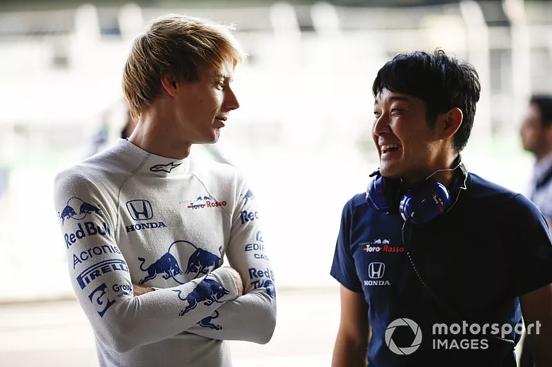 Brendon Hartley, Scuderia Toro Rosso, talks to a Honda engineer
