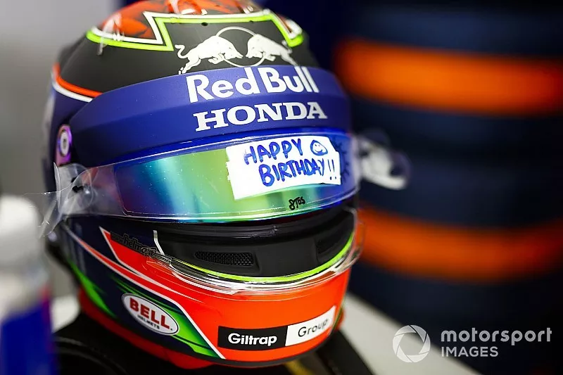 A birthday message on the visor of Brendon Hartley, Toro Rosso