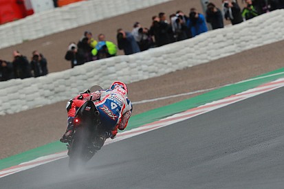 Petrucci topt regenachtige tweede training in Valencia