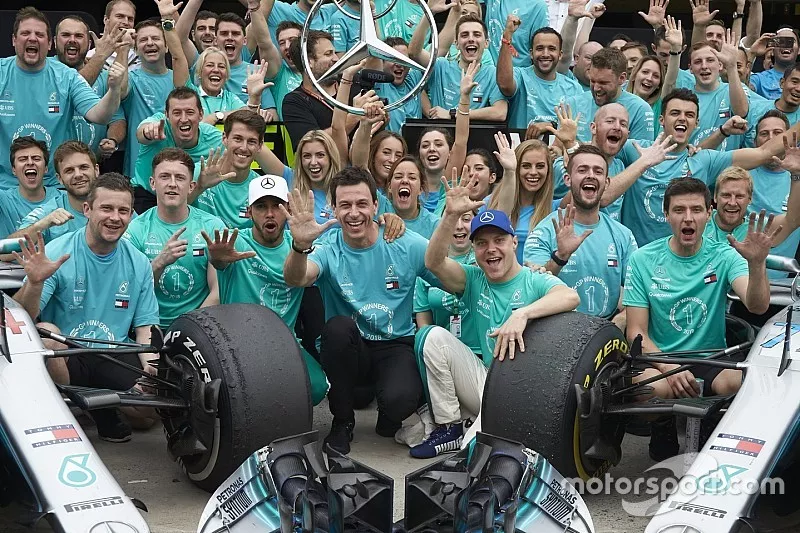 Lewis Hamilton, Valtteri Bottas, Toto Wolff, Mercedes AMG F1, avec l'&eacute;quipe pour f&ecirc;ter le titre constructeurs