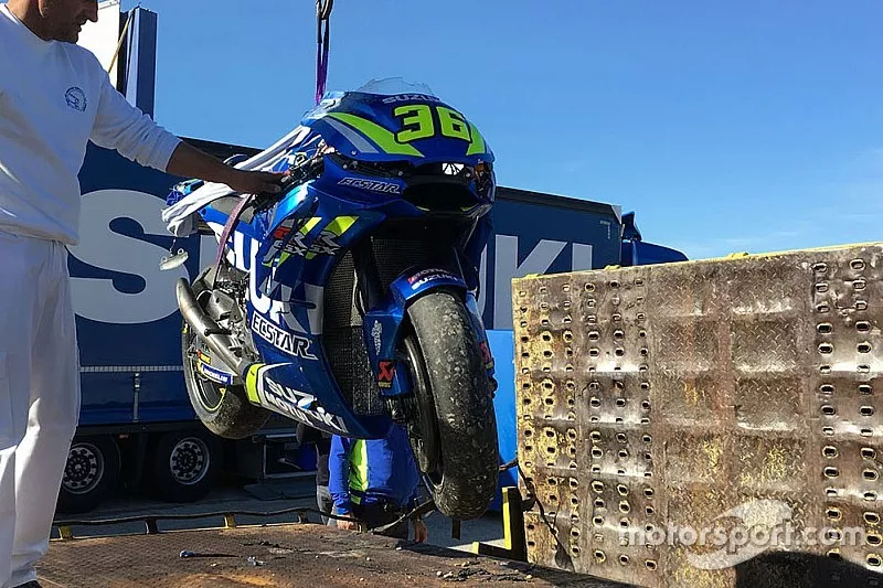 Moto de Joan Mir, Team Suzuki MotoGP despu&eacute;s de su ca&iacute;da.