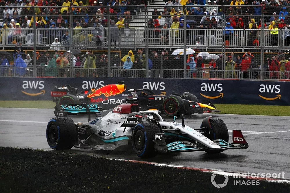 Max Verstappen, Red Bull Racing RB18, suffers a minor off as George Russell, Mercedes W13 passes