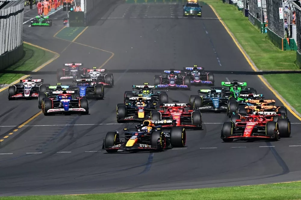 Max Verstappen, Red Bull Racing RB20 het veld bij de start