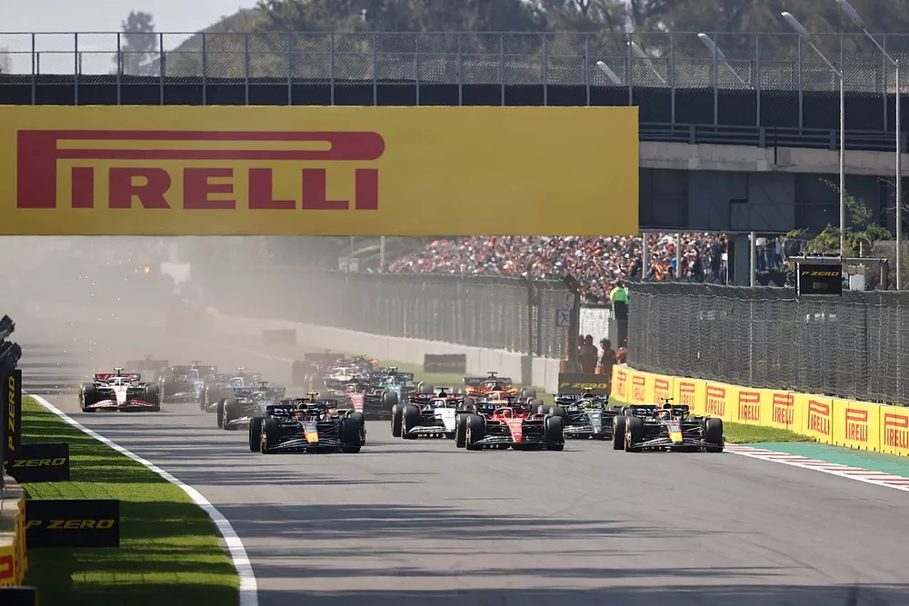 Charles Leclerc, Ferrari SF-23, Sergio Perez, Red Bull Racing RB19, Max Verstappen, Red Bull Racing RB19, Daniel Ricciardo, AlphaTauri AT04, Lewis Hamilton, Mercedes F1 W14, the rest of the field at the start