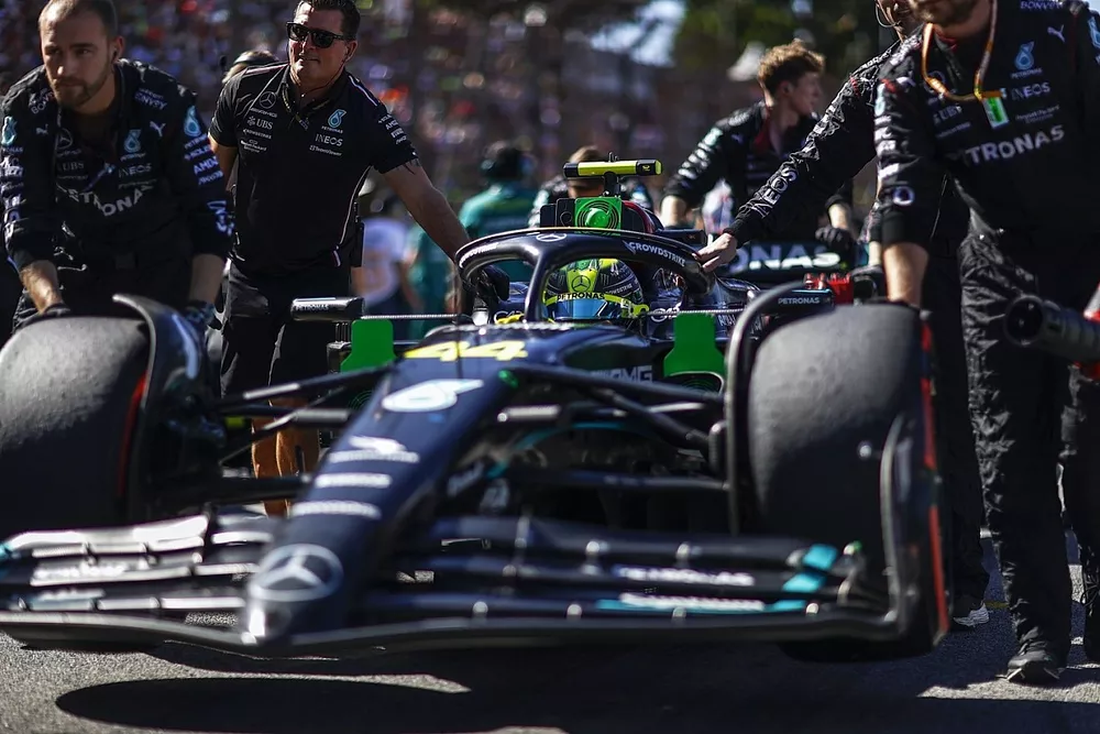 Mechanics bring Lewis Hamilton, Mercedes F1 W14