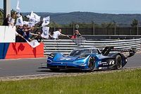 VW y Dumas rompen el r&eacute;cord el&eacute;ctrico en el Nordschleife