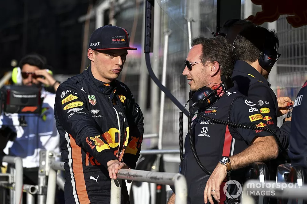 Max Verstappen, Red Bull Racing, parle avec Christian Horner, directeur, Red Bull Racing