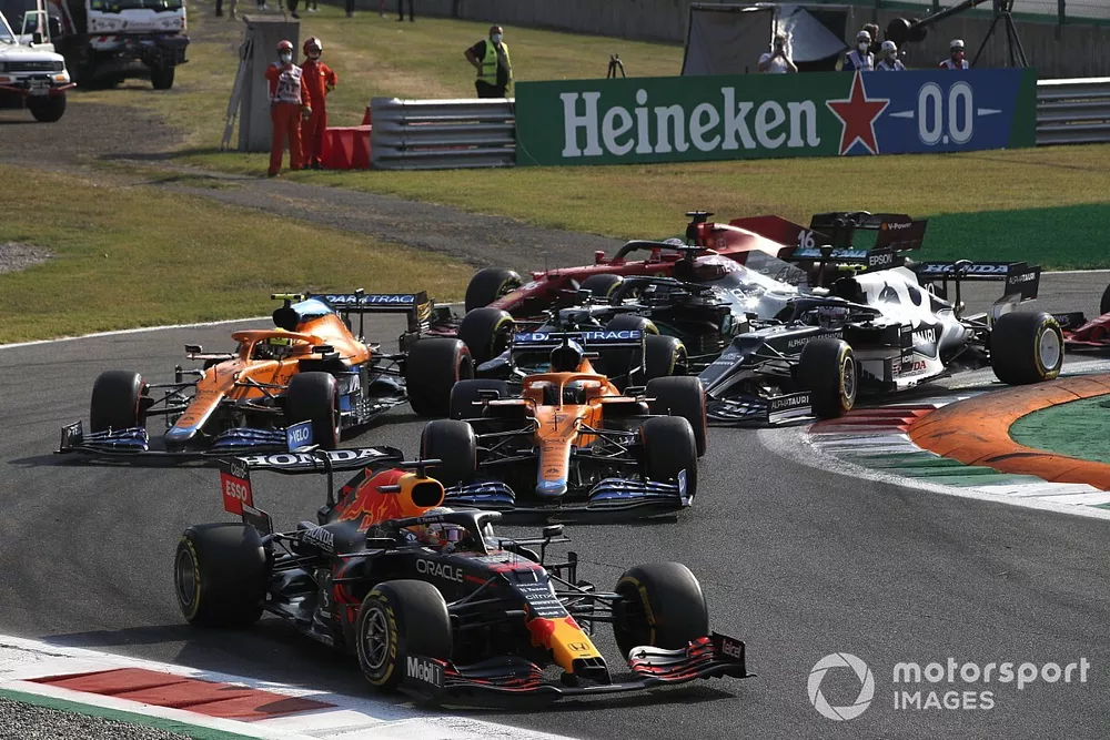 Max Verstappen, Red Bull Racing RB16B, Daniel Ricciardo, McLaren MCL35M, Lando Norris, McLaren MCL35M, Pierre Gasly, AlphaTauri AT02, and the remainder of the field on the opening lap