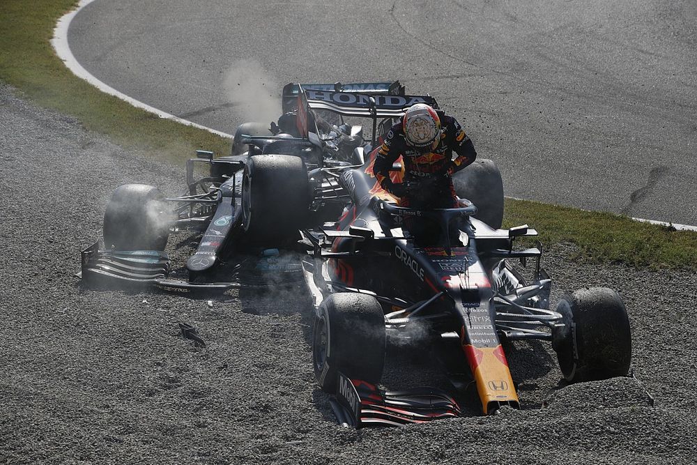Max Verstappen, Red Bull Racing RB16B, y Lewis Hamilton, Mercedes W12, chocan y quedan fuera de carrera