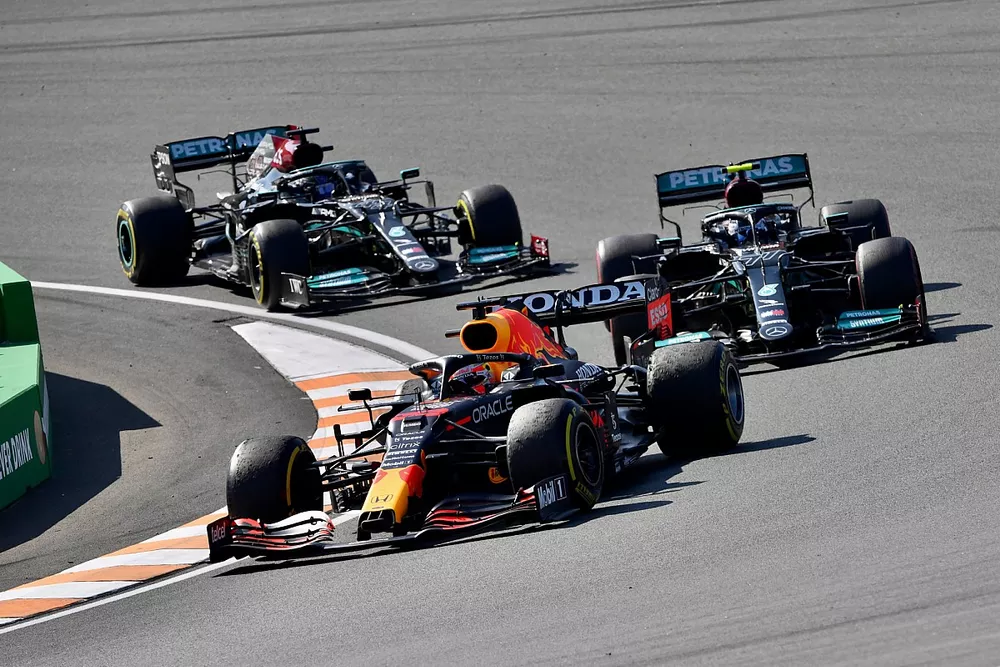 Max Verstappen, Red Bull Racing RB16B, Valtteri Bottas, Mercedes W12, en Lewis Hamilton, Mercedes W12