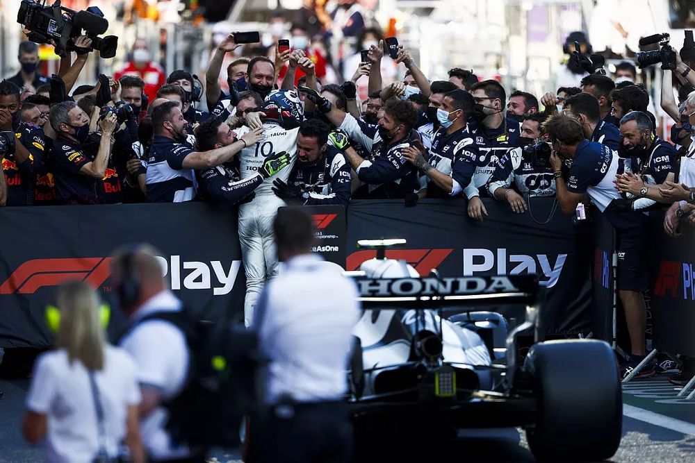 Pierre Gasly, AlphaTauri, 3ᵉ, c&eacute;l&egrave;bre sa performance dans le parc ferm&eacute;