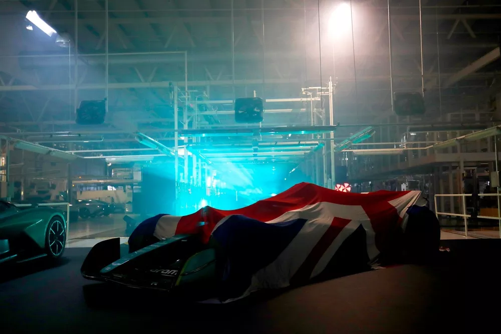 El Aston Martin AMR22 y el espectáculo de luces