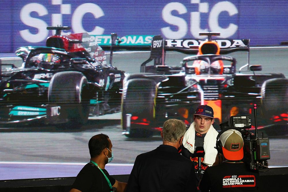 Max Verstappen, Red Bull Racing, 2&ordf; posici&oacute;n, es entrevistado por David Coulthard, presentador de televisi&oacute;n