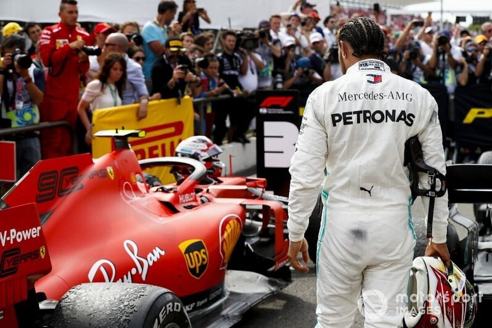 auge-fuers-detail-wie-lewis-hamilton-bei-der-konkurrenz-spioniert-21040206