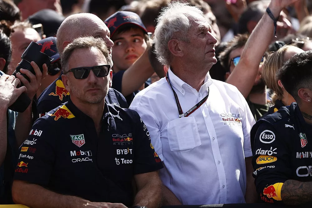 Christian Horner, director del equipo Red Bull Racing, Helmut Marko, asesor de Red Bull Racing, el equipo Red Bull Racing se re&uacute;nen en el podio 