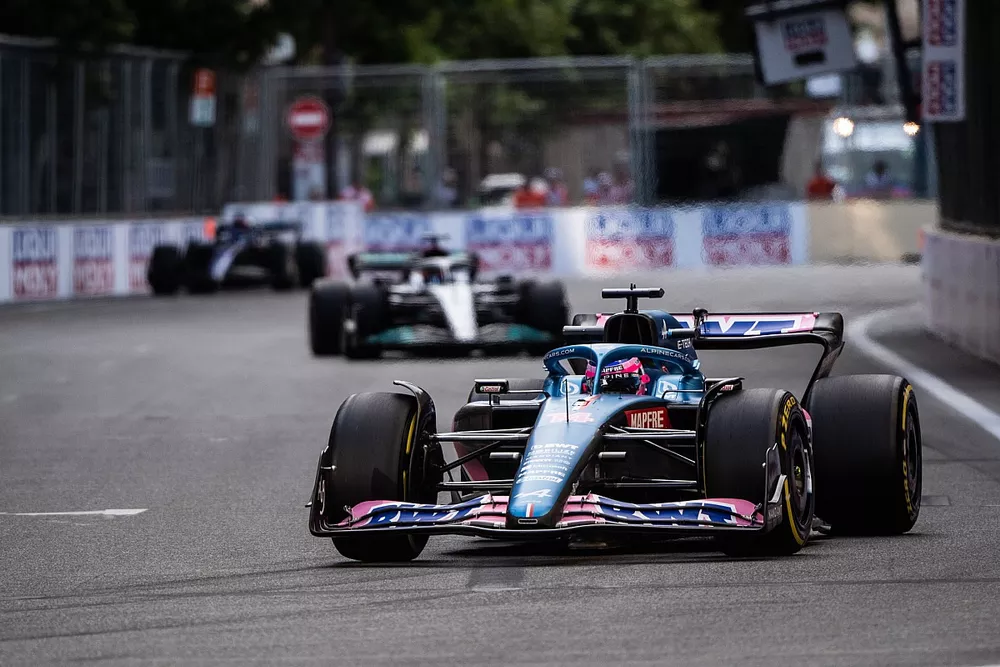 Fernando Alonso, Alpine A522, George Russell, Mercedes W13