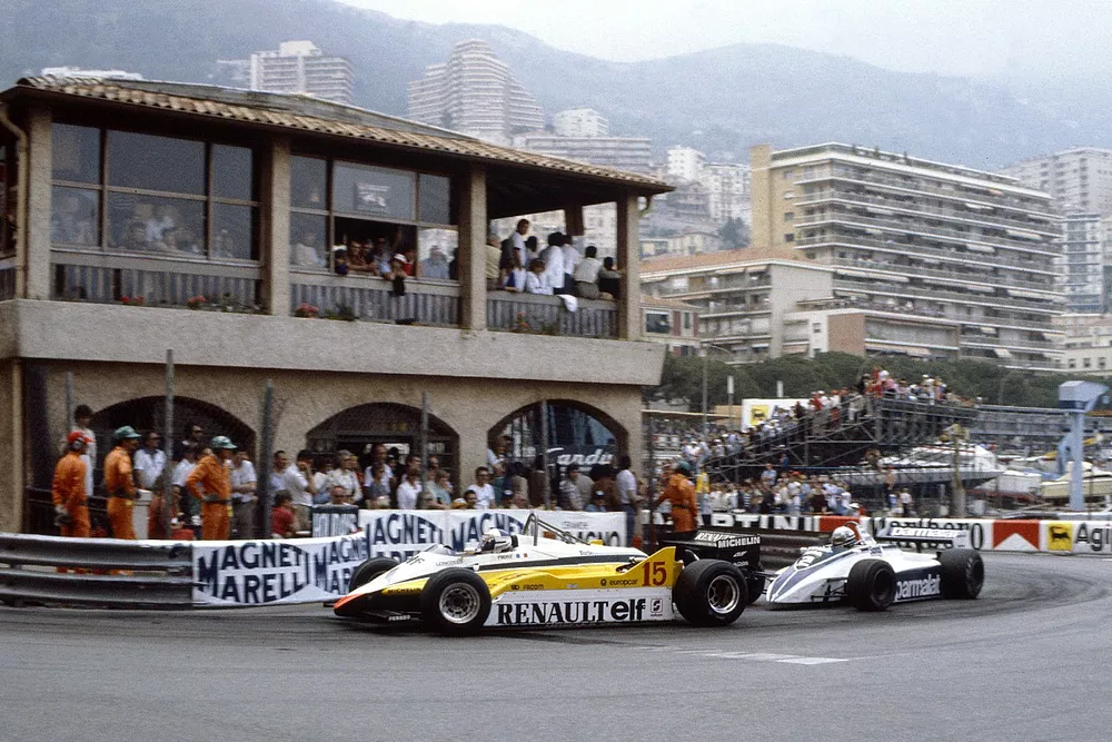 Alain Prost, Renault RE30B, lidera a Riccardo Patrese, Brabham BT49D-Ford