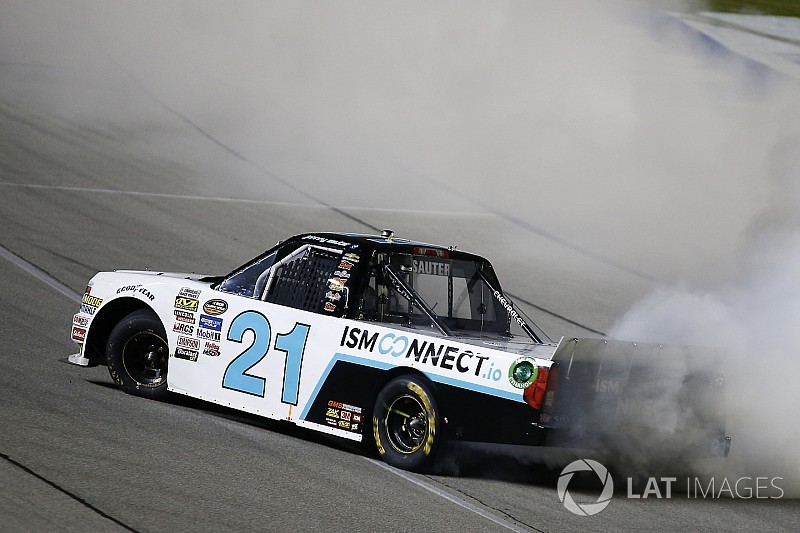 Sauter vence em Chicago; Rhodes consegue vaga no desempate