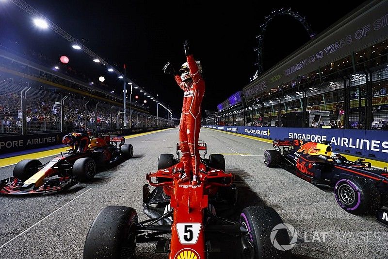 Ganador de la pole Sebastian Vettel, Ferrari, segundo Max Verstappen, Red Bull Racing, tercero Danie
