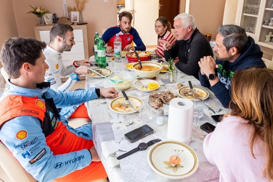 ¡Comiendo en una casa local! Así surgió la imagen viral de Hyundai en el WRC